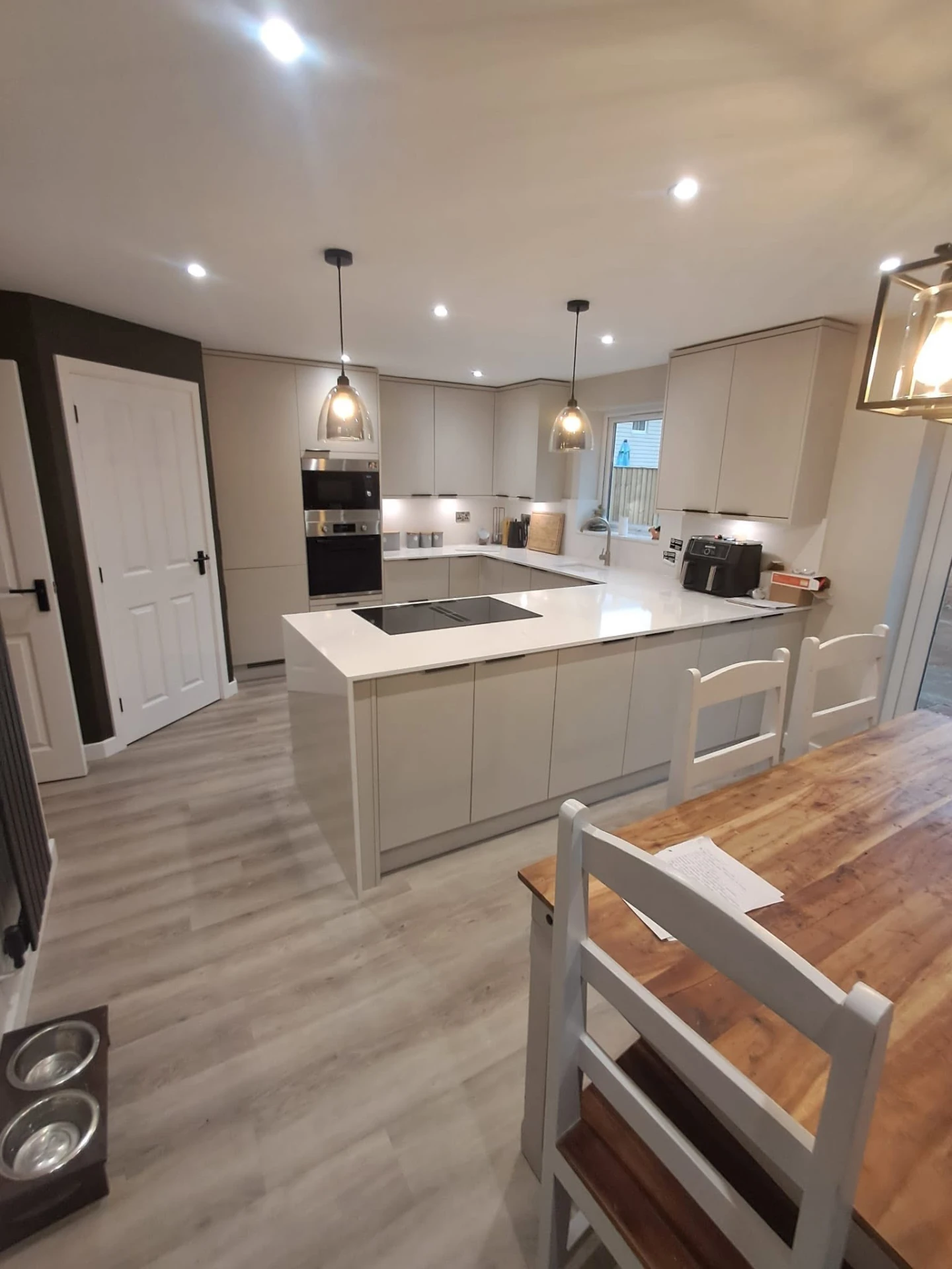 Fitted shaker kitchen with peninsula and quartz worktop